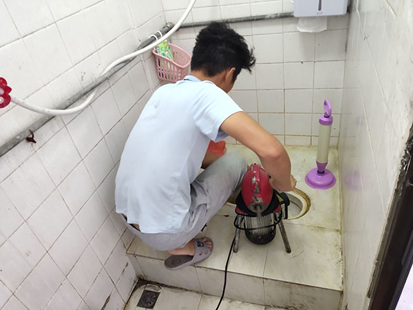 黔东南管道堵塞冒臭气 专业师傅现场解决问题
